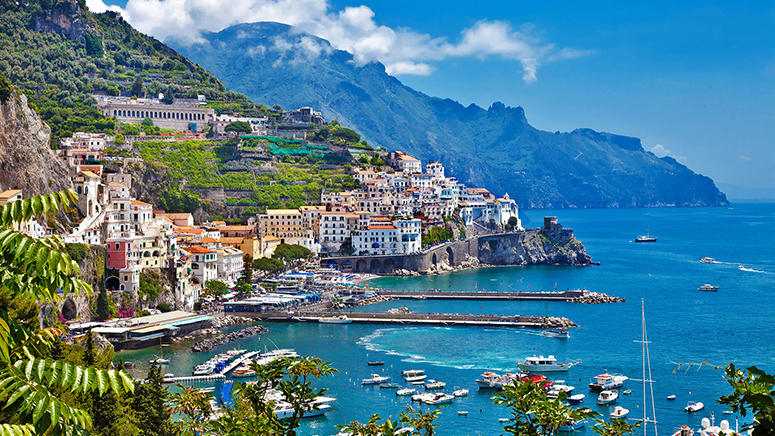 Amalfi, das Örtchen am Mittelmeer, das der Amalfiküste in Italien seinen Namen gab